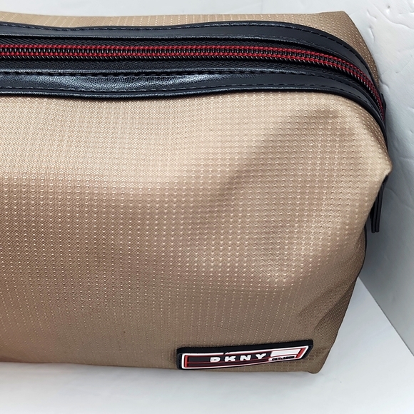 DKNY TOILETRY TRAVEL BAG - Picture 2 of 13